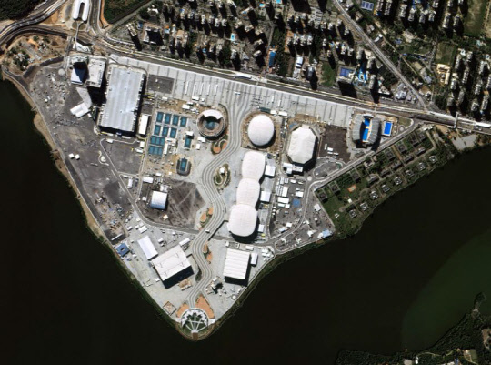 미래창조과학부가 5일부터 다목적위성 3A호(아리랑 위성 3A호) 영상자료의 공공·상용보급을 시작한다고 4일 밝혔다. 사진은 지난해 3월 발사한 다목적위성 3A호가 6월 2일 촬영한 브라질 리우올림픽경기장의 모습.  한국항공우주연구원 제공